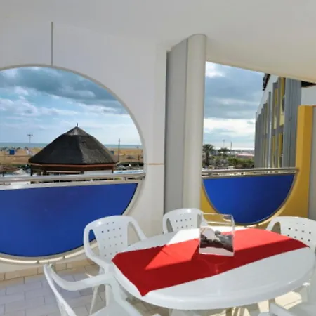 Spacious With Sea View And Large Terrace דירה *