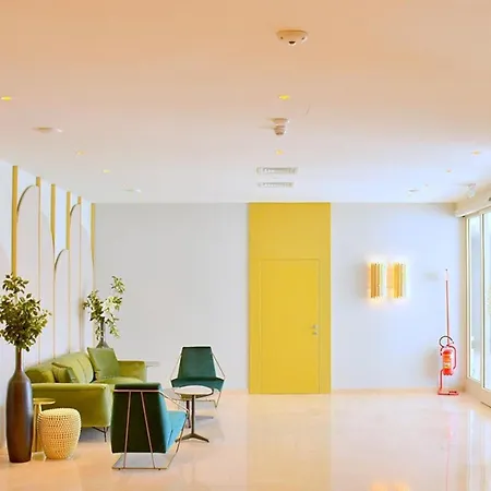 Apartment Beachfront Apartment With Terrace And Shared Pool *