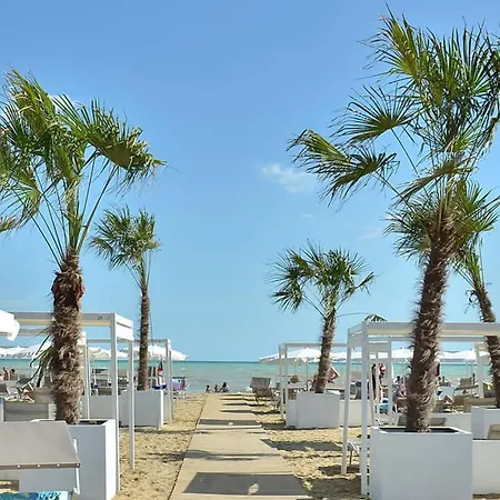 Beachfront Apartment With Terrace And Shared Pool * Bibione