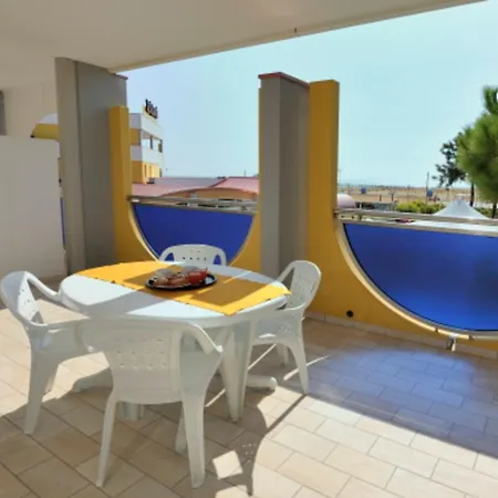 Appartamento Beachfront With Terrace And Shared Pool